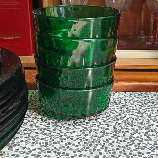 Arcoroc France "Diamant" 1970s  green glass collection, featuring a diamond-cut geometric pattern, one large bowl, 8 smaller ones, 9 green glass plates, 20th century