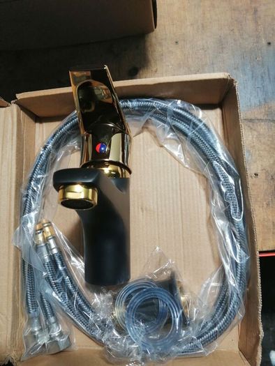 This Is a Contemporary Faucet Featuring a Matte Black And Rose Golden End, Designed for Both Hot And Cold Water. Constructed from 304 Stainless Steel
