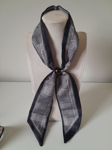 Black and white patterned neck scarf