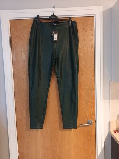 New Look Vegan  Green   PU Leggins.  S.18..  B.N.W.T