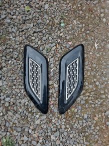 black and silver hood vent air grille covers for a Range Rover Sport.