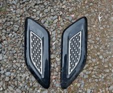 black and silver hood vent air grille covers for a Range Rover Sport.