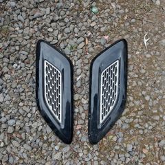 black and silver hood vent air grille covers for a Range Rover Sport.