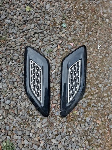black and silver hood vent air grille covers for a Range Rover Sport.