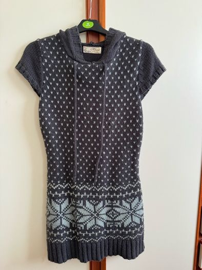 Knitted sleeveless hoodie,size S