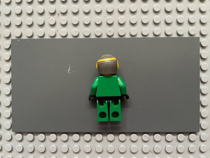 lego Star Wars sw0031 Rebel Pilot A-wing minifigure - Light Nougat Head, Trans-Yellow Visor, Green Jumpsuit