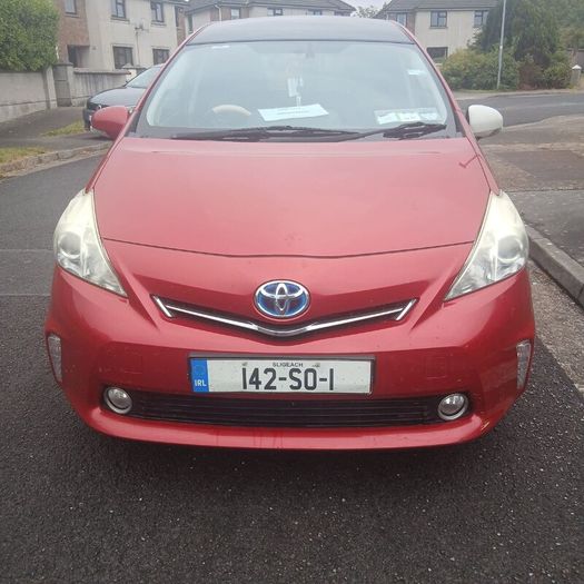 Toyota Prius Alpha 2014