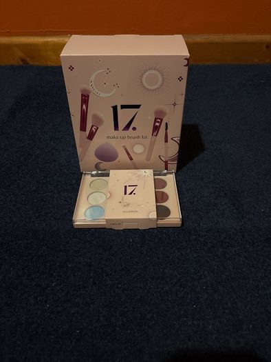 Seventeen Make up brush and eye Palette Bundle