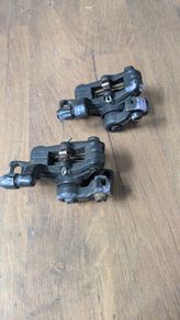 Radius disc brake calipers