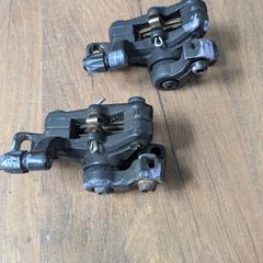 Radius disc brake calipers