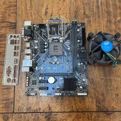 GIGABYTE H310M S2H 2.0 MicroATX Motherboard + IO Shield + Intel Stock Cooler