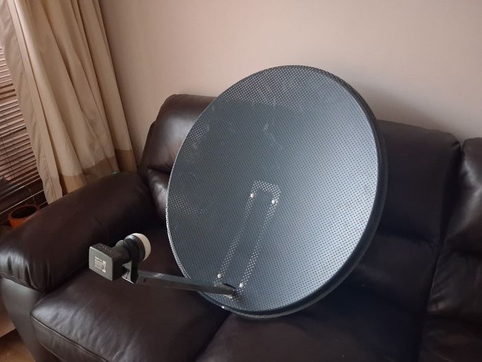 80cm Satellite Dish with Labgear Quad LNB Never Used