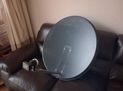 80cm Satellite Dish with Labgear Quad LNB Never Used