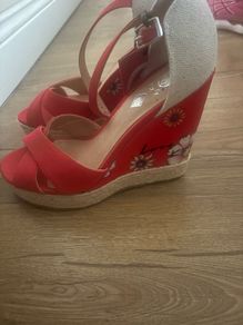 Gorgeous red & cream wedge