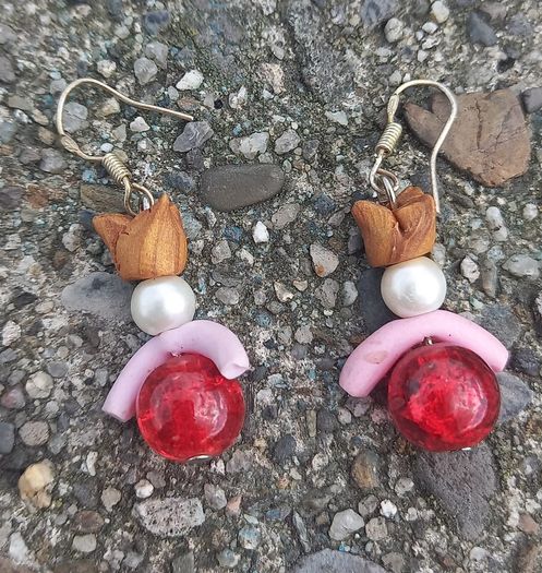 Vintage jewelry is sold individually for 5 to 10 euros.