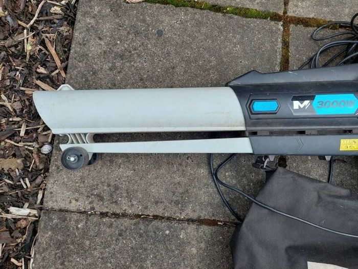 leaf blower