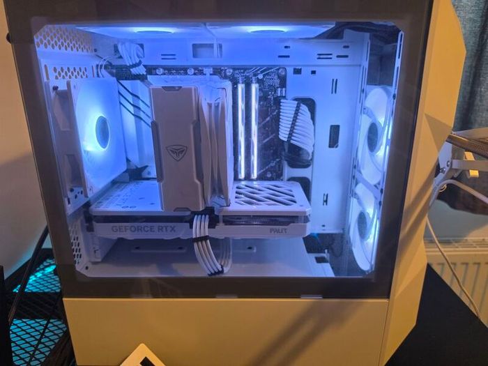 High End White build Gaming PC / streaming set up