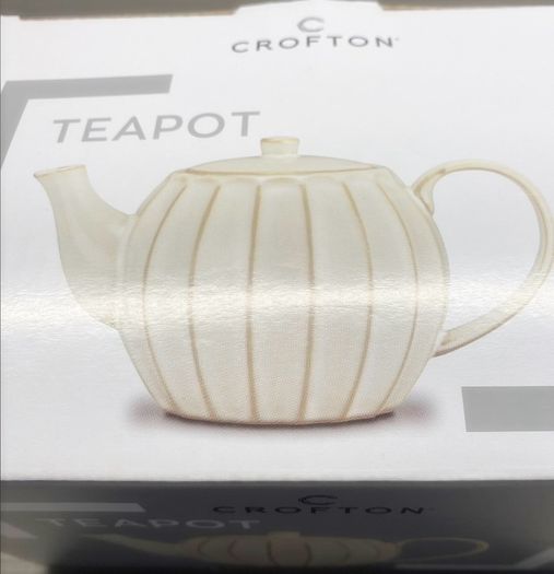Crofton teapot and 4 matching teacups with saucers