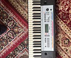 Yamaha Keyboard with stand