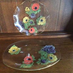 A Pair of Vintage 1960s Chance Glass poppy Anemone plates