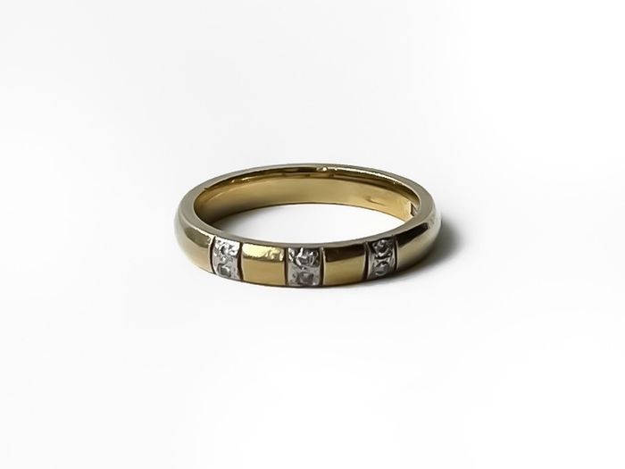 18k Yellow Gold Ring With Diamonds - 4.13 Grams