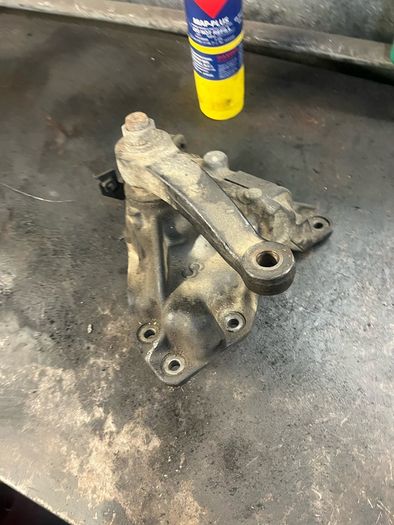 Steering box from Isuzu NL series with shaft