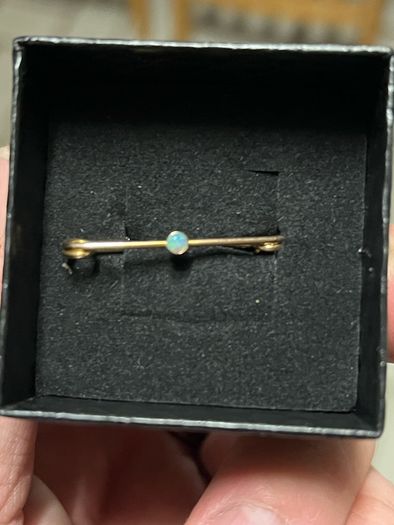 9ct brooch with opal