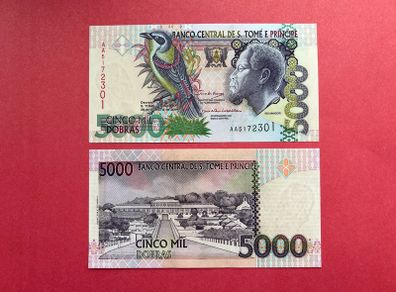St Thomas & Prince.  5000 Dobras  2004  Pick 67 ( Uncirculated )