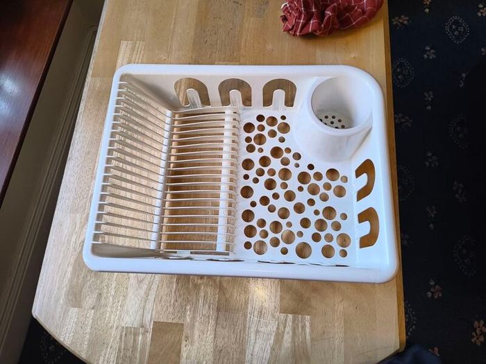 Plates, cutlery & kitchen basics