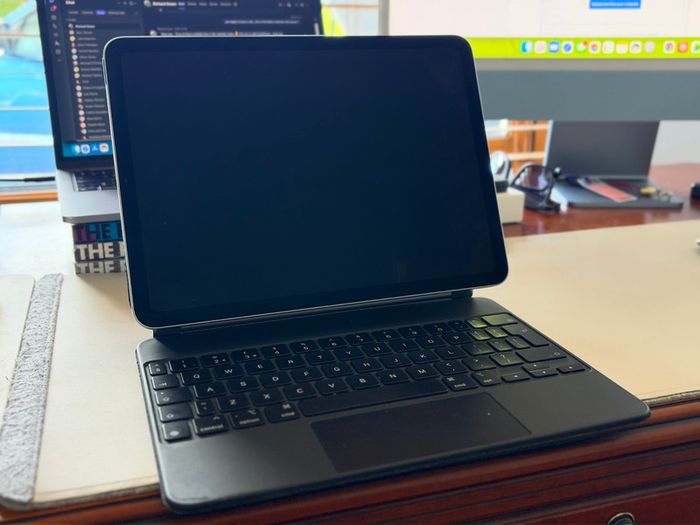 Apple iPad Air Blue 4th Generation (includes Smart Keyboard)