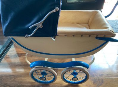 1933 Antique dolls pram