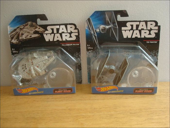 Hot Wheels - Star Wars Millennium Falcon and Tie Fighter - 2014