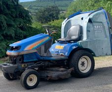 High tip Iseki sgr19  running well 48"deck all good body needs bit tidying