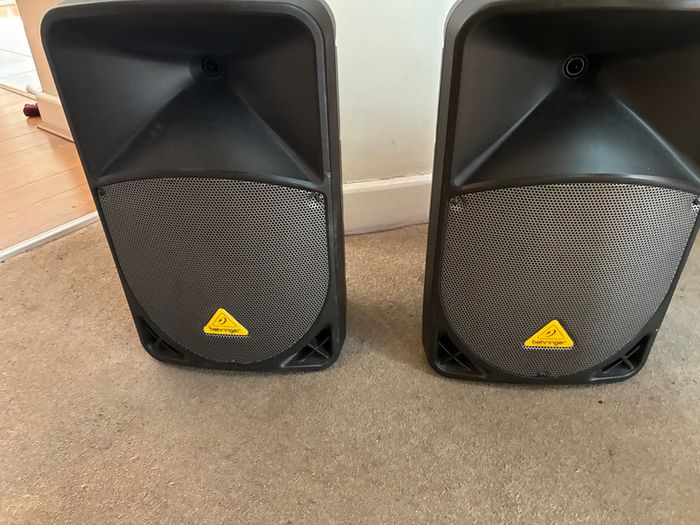 2 Behringer B112D speakers | 2 Millenium speaker stands