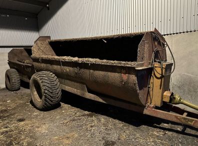 Muck spreader