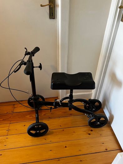 Knee Scooter: dual brakes, foldable, indoor or outdoor use