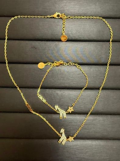 Giraffe necklace and bracelet