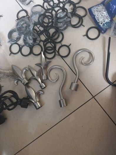 Mixed Bundle  Of  Black & Silvet Metal  Curtain  Rings. Size.