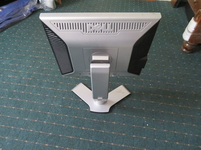 Dell computer monitor (17 inch, VGA)