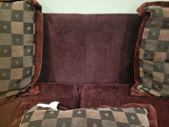 3 seater large couch  burgundy 40 euro