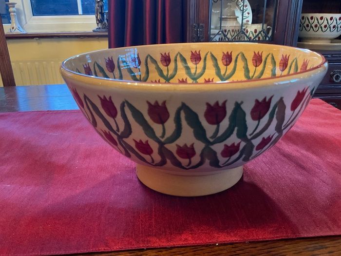 Nicholas Mosse Red Tulip vintage 9 inch diameter bowl