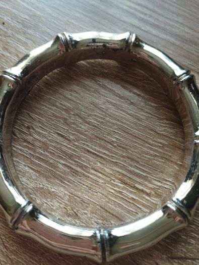 Beautiful silver ton bracelet.