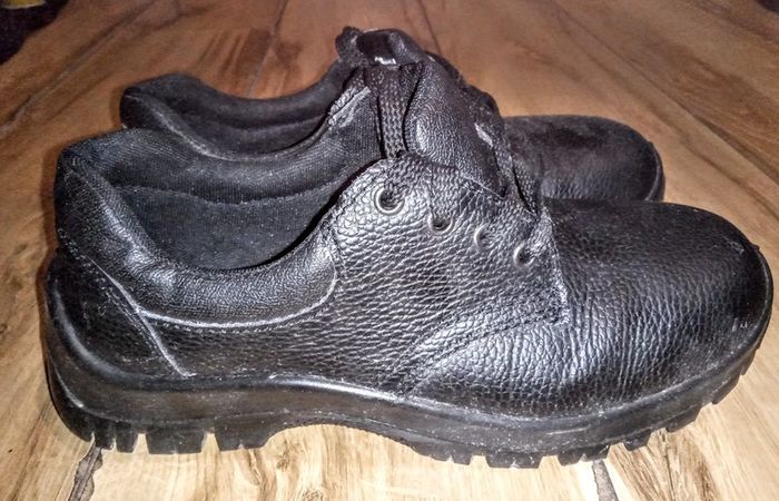 Steel tipped work shoes