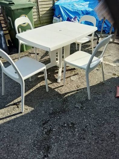 garden table and chairs