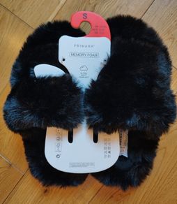 BNWT size 3/4 fluffy slippers