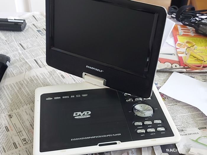 5 Portable DVD Players, all working, but no charges for them, all in very good condition