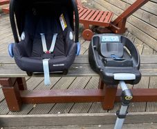 Maxi Cosy car seat and iso fix base