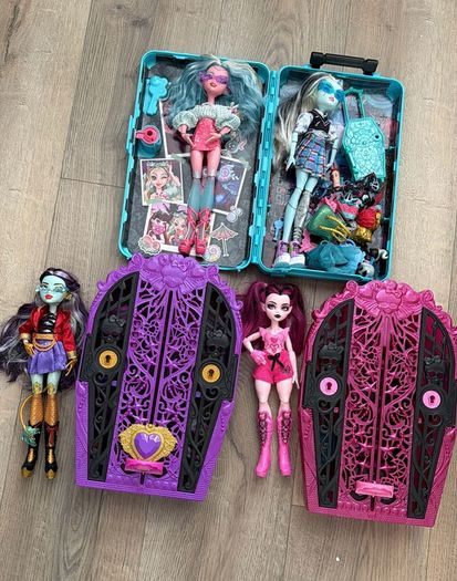 Monster high dolls & car