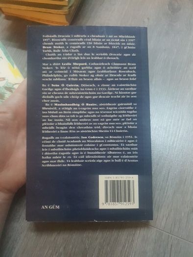 Dracula Bram Stoker (Irish langauge translation by sean o cuirrin, an gum 1997)