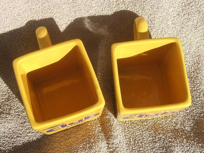 JACOBS CLUB MILK (Club Milk chocolate bar) - a pair of promotional cube shaped mugs (c.1990)